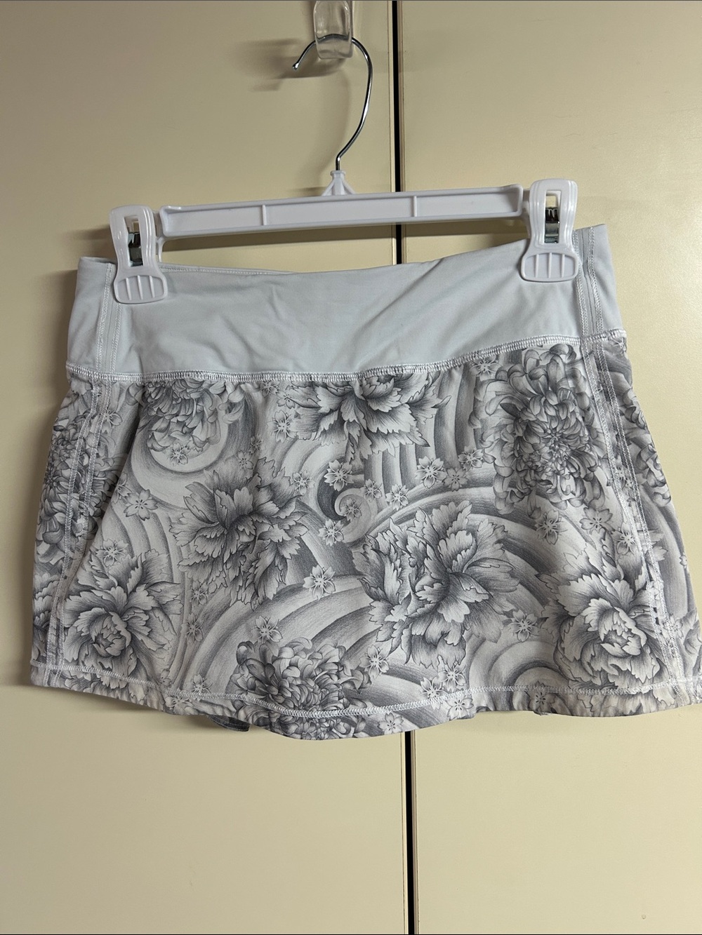 Lululemon White and Light Gray Floral Skort
